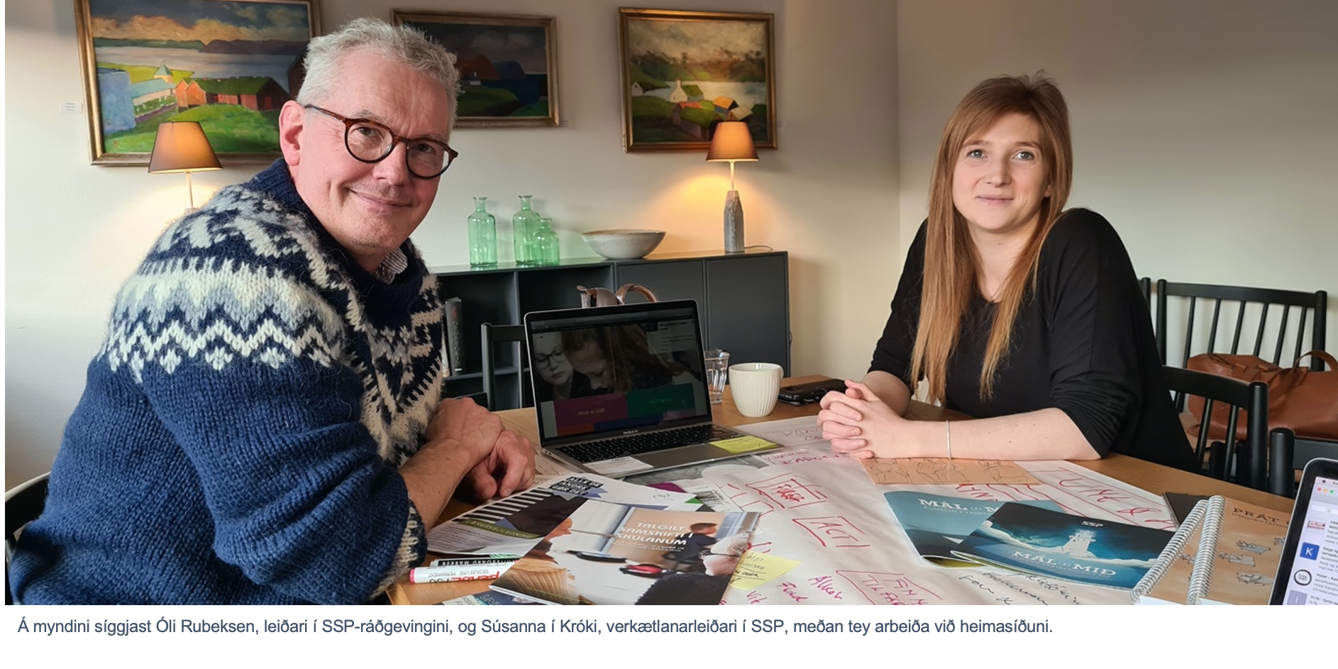 Tíðindi. Nýggj heimasíða. Óli Rubeksen og Súsanna í Króki. Á myndini síggjast Óli Rubeksen, leiðari í SSP-ráðgevingini, og Súsanna í Króki, verkætlanarleiðari í SSP, meðan tey arbeiða við heimasíðuni.