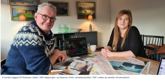 Tíðindi. Nýggj heimasíða. Óli Rubeksen og Súsanna í Króki. Á myndini síggjast Óli Rubeksen, leiðari í SSP-ráðgevingini, og Súsanna í Króki, verkætlanarleiðari í SSP, meðan tey arbeiða við heimasíðuni.