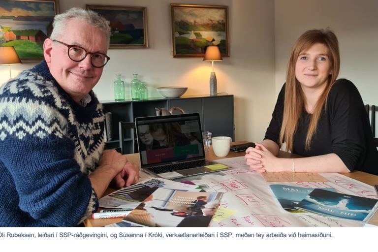 Á myndini síggjast Óli Rubeksen, leiðari í SSP-ráðgevingini, og Súsanna í Króki, verkætlanarleiðari í SSP, meðan tey arbeiða við heimasíðuni.